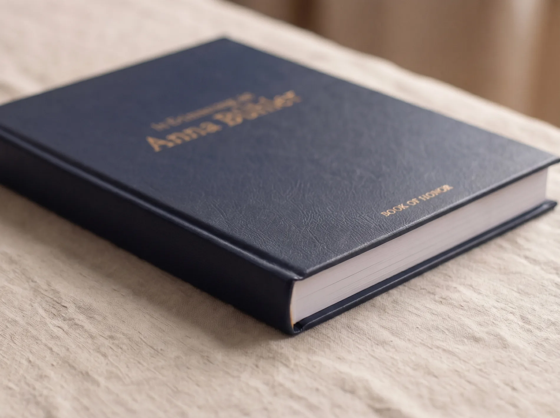 Seitenansicht des Book of Honor Einbands mit hochwertigem Druck