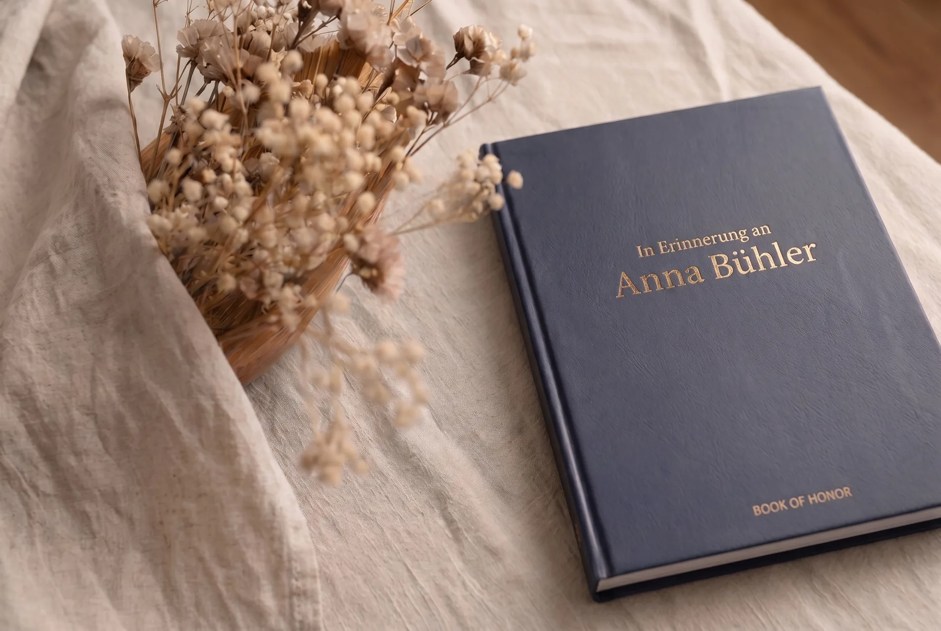Gedrucktes Book of Honor Erinnerungsbuch auf weissem Leinen mit Trockenblumen